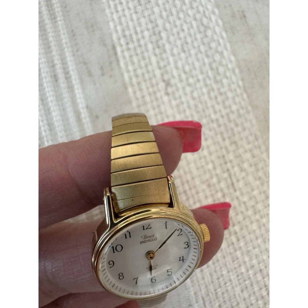 Women's Timex Indiglo. 4,775,964 4,527,096. Classic design‎ with white face